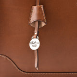 クラシックでスマートなデザインの本革ビジネスバッグ