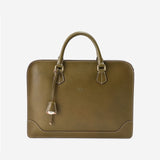 クラシックでスマートなデザインの本革ビジネスバッグ