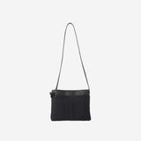 出張時のサブバッグとしても活躍するメンズ向け革サコッシュ