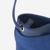 出張時のサブバッグとしても活躍するメンズ向け革サコッシュ