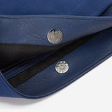 出張時のサブバッグとしても活躍するメンズ向け革サコッシュ