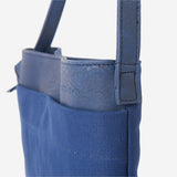 出張時のサブバッグとしても活躍するメンズ向け革サコッシュ