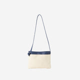 出張時のサブバッグとしても活躍するメンズ向け革サコッシュ