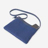 出張時のサブバッグとしても活躍するメンズ向け革サコッシュ