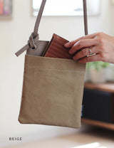 キャンバスと革を組み合わせた存在感のあるサコッシュ