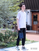 キャンバスと革を組み合わせた存在感のあるサコッシュ