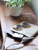 キャンバスと革を組み合わせた存在感のあるサコッシュ