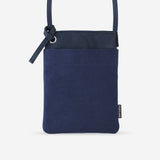 キャンバスと革を組み合わせた存在感のあるサコッシュ