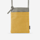 キャンバスと革を組み合わせた存在感のあるサコッシュ