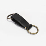 光沢を押さえたボディに、シンプルなロゴデザインの本革キーリング