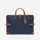 スーツをハンガーにかけたまま収納できるガーメントバッグ