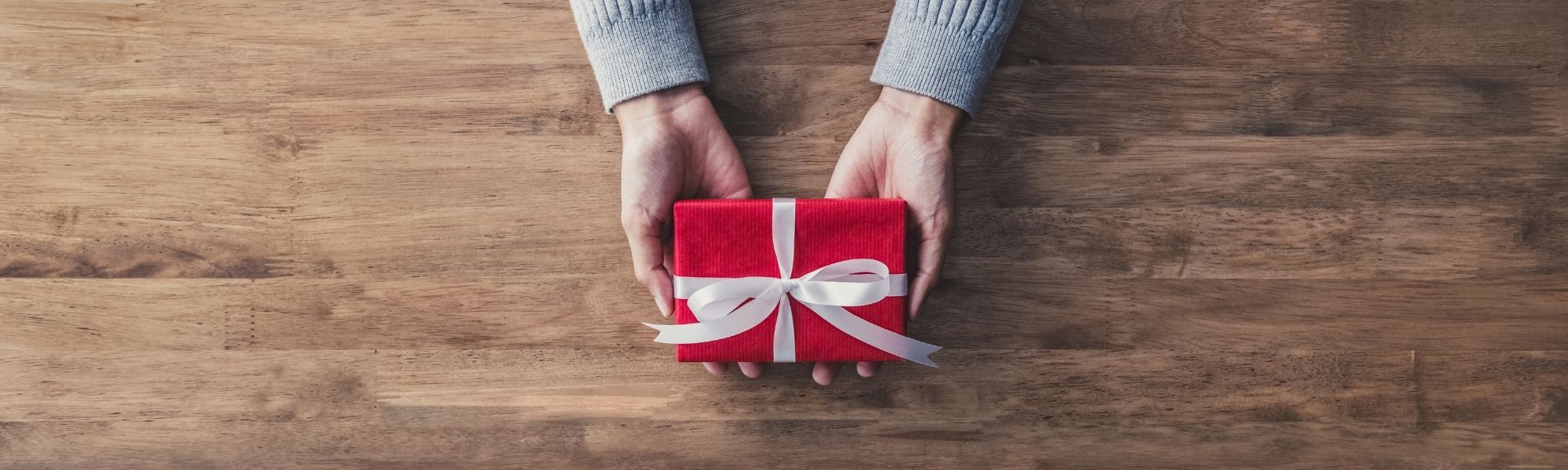 両手でプレゼントを渡しているところ