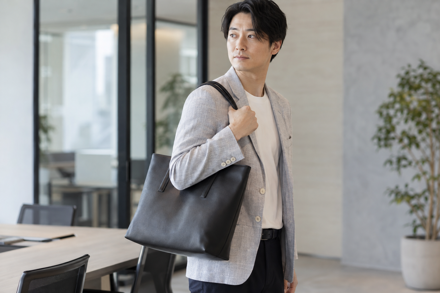 肩掛けしやすいビジネスバッグはどう選ぶ？持ち手と服装の相性を解説