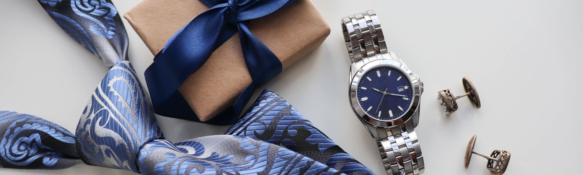 ネクタイ、時計、プレゼントの箱の画像