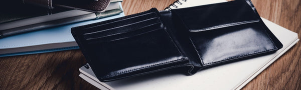 机に置かれている黒いメンズ二つ折り財布