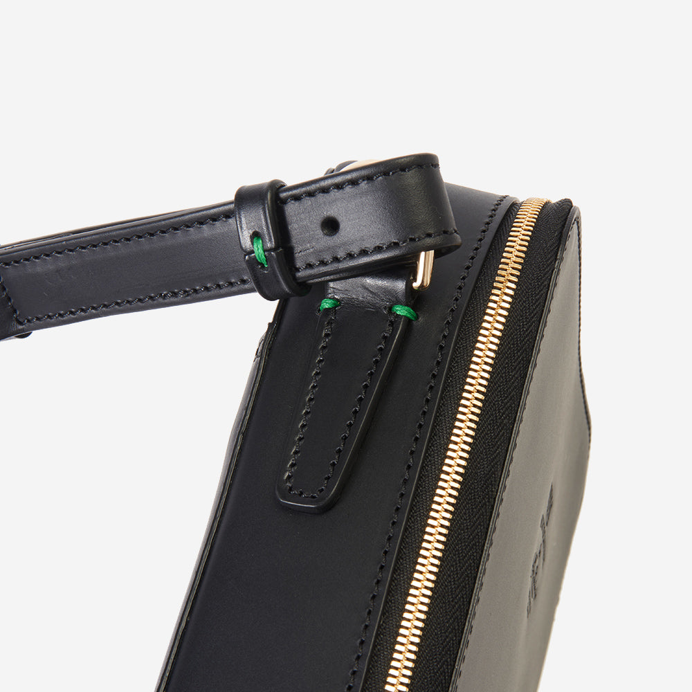 収納力も抜群なメンズ用本革ショルダーバッグ