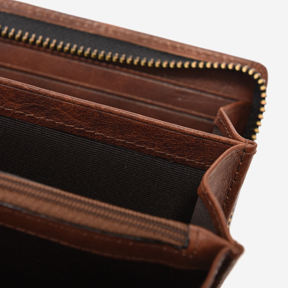 キメの細かい上質なイタリアンレザー（本革）を使用した長財布