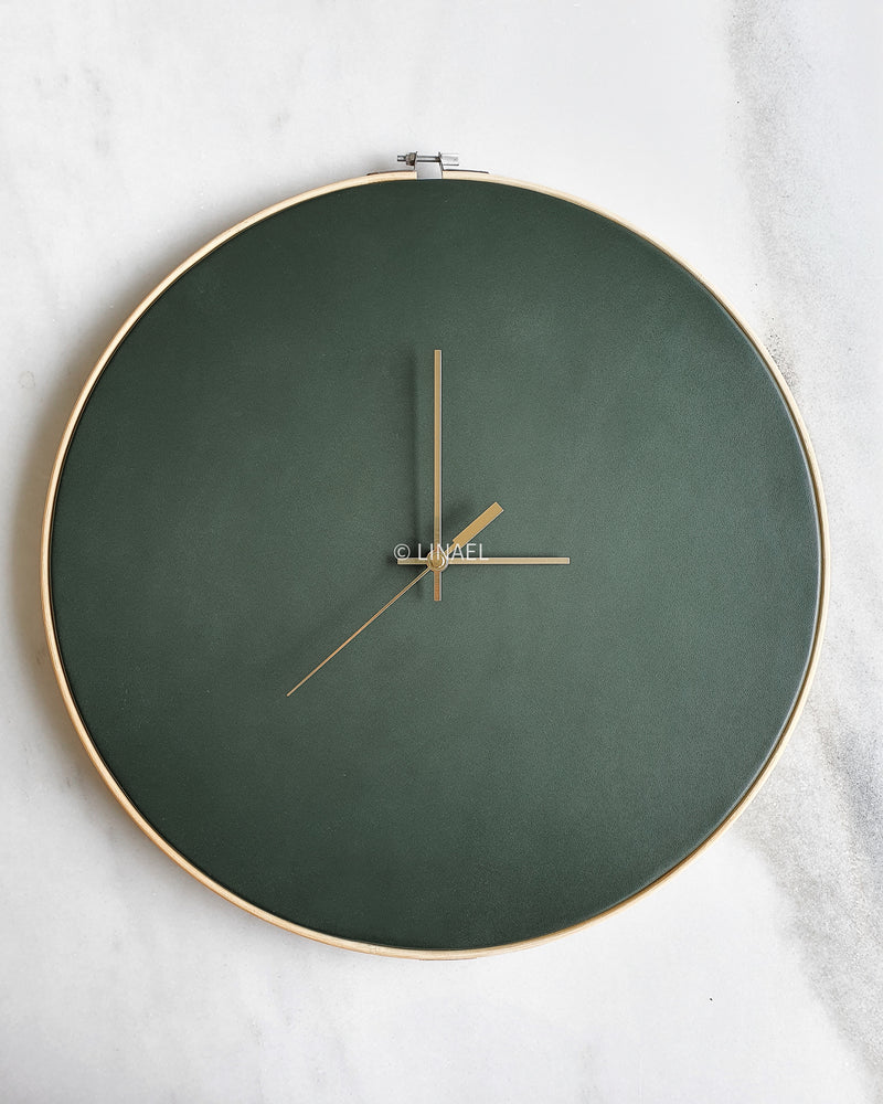 スペインのブランドLinael（リナエル）の本革壁掛け時計XLサイズ