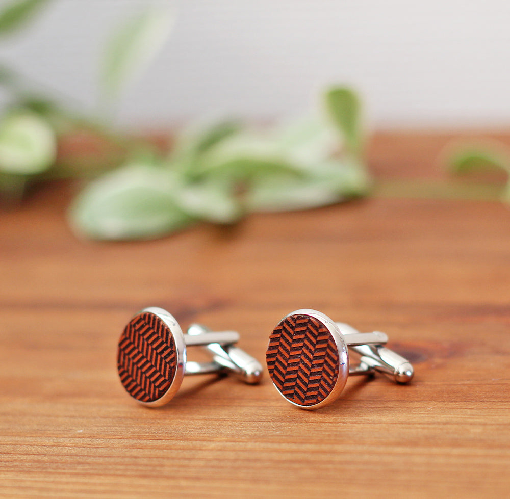 レザーカフス 幾何学模様